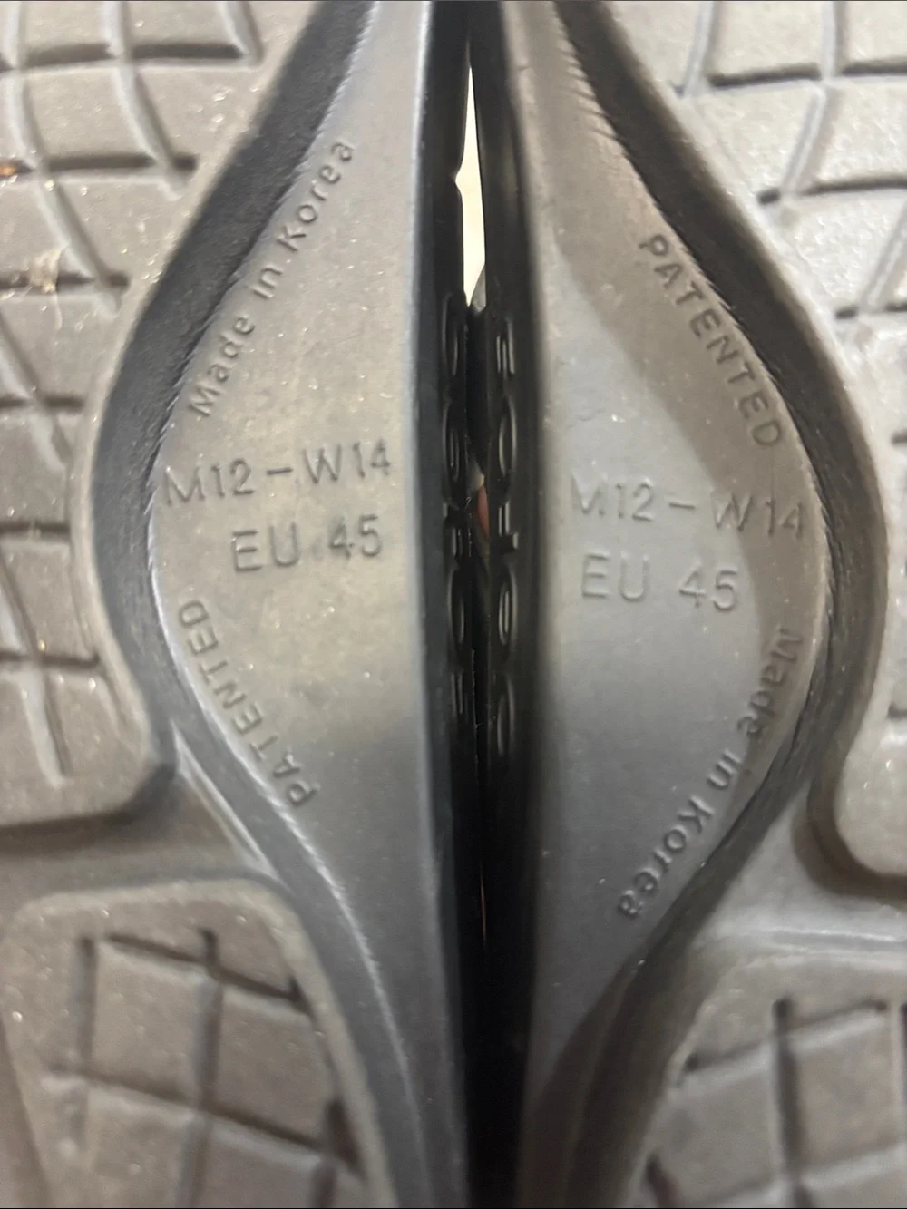 OOFOS OOriginal Recovery Sandals Mens 10 Womens size 12 Black Thong Flip Flops